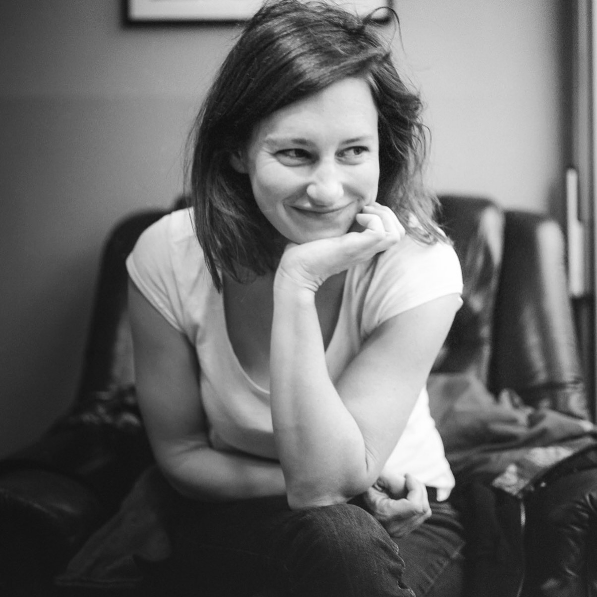 Faustdick hinter den grünen Ohren gewaschen.
#plaeneschmieden #mischivious
Erwischt von @simon_wolf_photography
#portrait #schwarzweiss #faustdick #schauspielerin #berlin #cafe #flanieren #tagträumen #kaffee #blackandwhite #photography