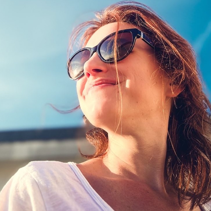 Vitamin-D-in-Chief.
Danke, Sonne. Hab dich vermisst.
📸 @simon_wolf_photography
#sonnenmodus #lichtblick #dankbarundlustig #vitaminDflash #sonnengrüße #faceuptothesky #portrait #schauspielerin #foto #endlichwiederhell #brillantermoment #nichtnurSchein